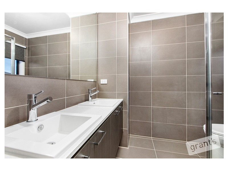 33 Canmore Street, Cranbourne East VIC 3977