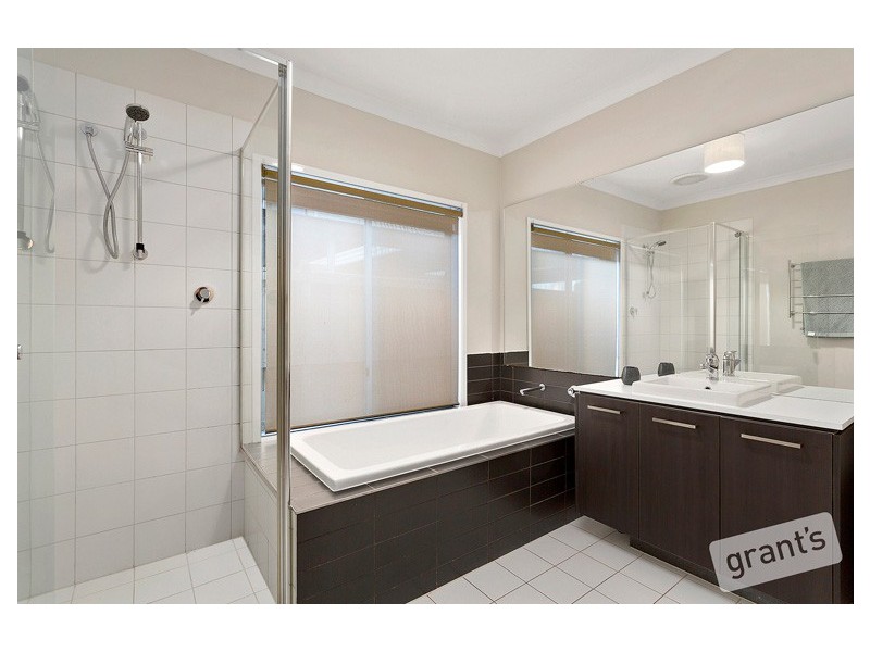 19 Saltbush Avenue, Lyndhurst VIC 3975