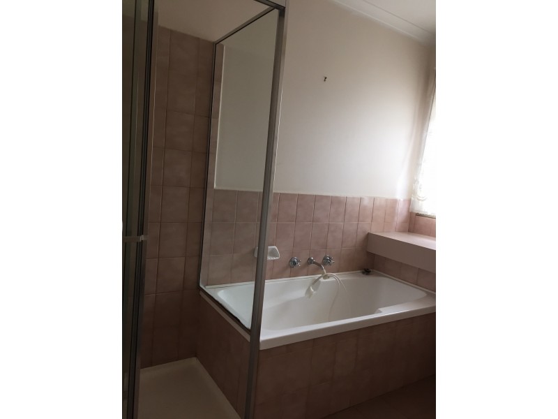 2 Heard Close, Berwick VIC 3806