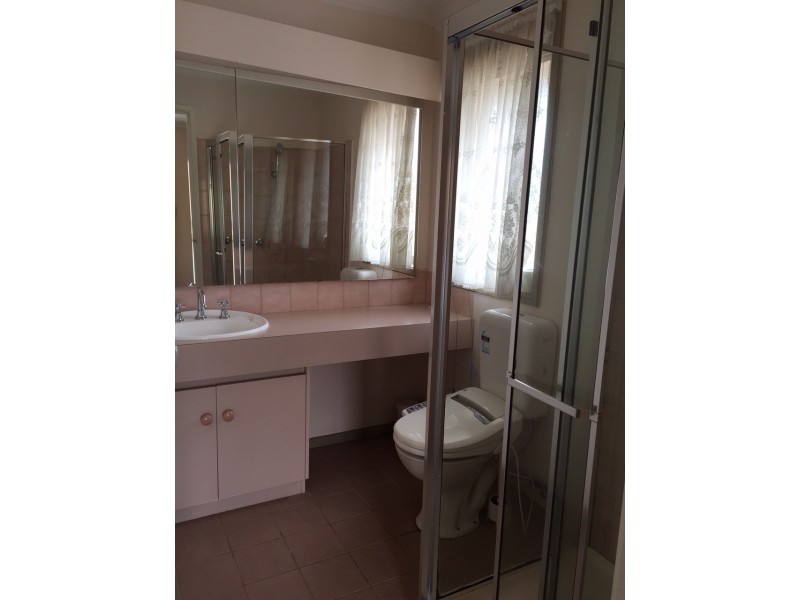 2 Heard Close, Berwick VIC 3806