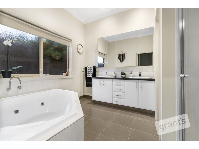 25 Braybrook Drive, Narre Warren South VIC 3805