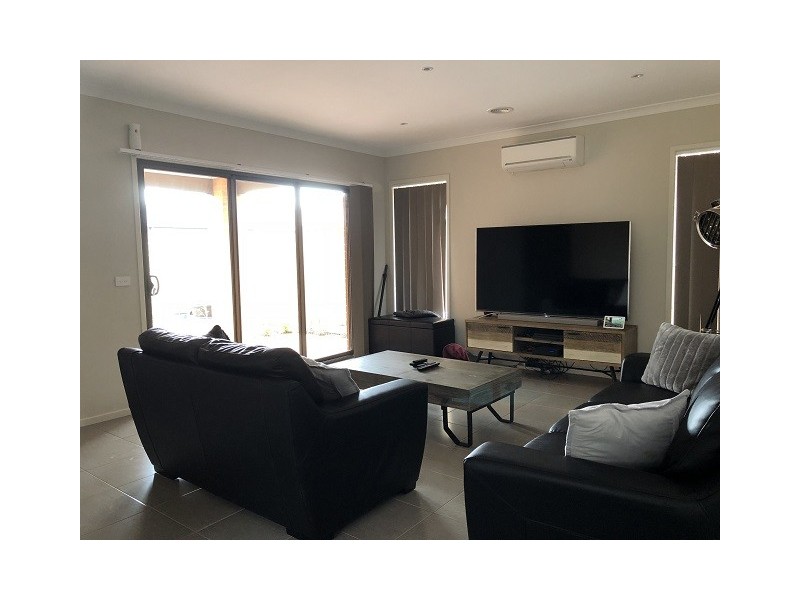 37 Fitzwilliam Circuit, Clyde North VIC 3978