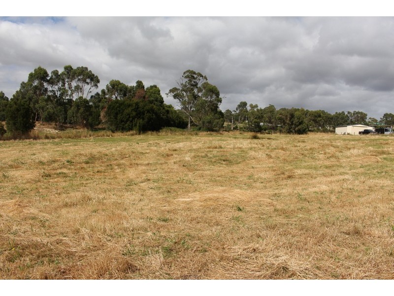 24 Follett Drive, Nyora VIC 3987