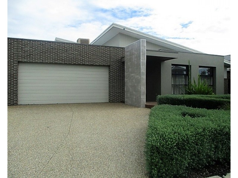 18 Flowerbloom Crescent, Clyde North VIC 3978
