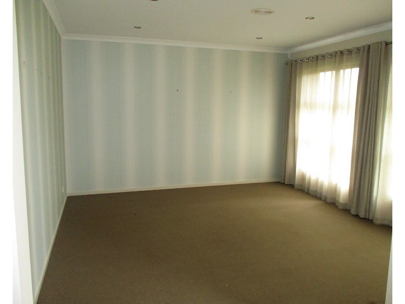 18 Flowerbloom Crescent, Clyde North VIC 3978