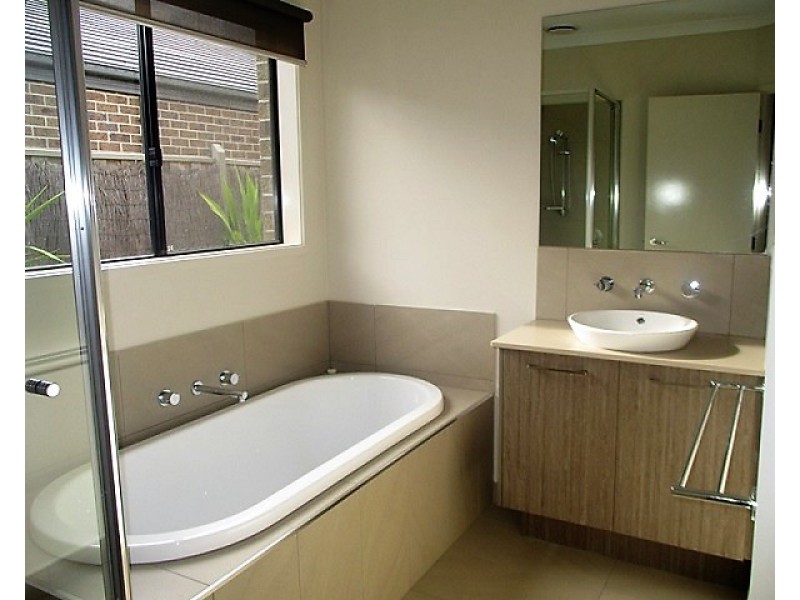 18 Flowerbloom Crescent, Clyde North VIC 3978