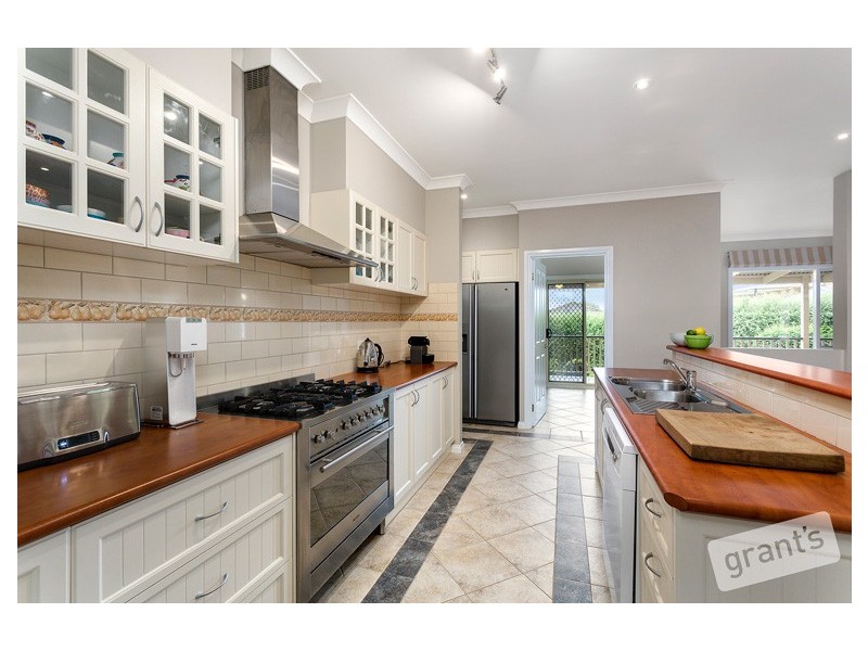 27 Mornington Grove, Berwick VIC 3806