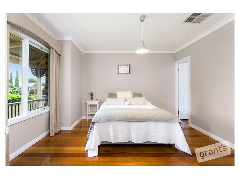 27 Mornington Grove, Berwick VIC 3806