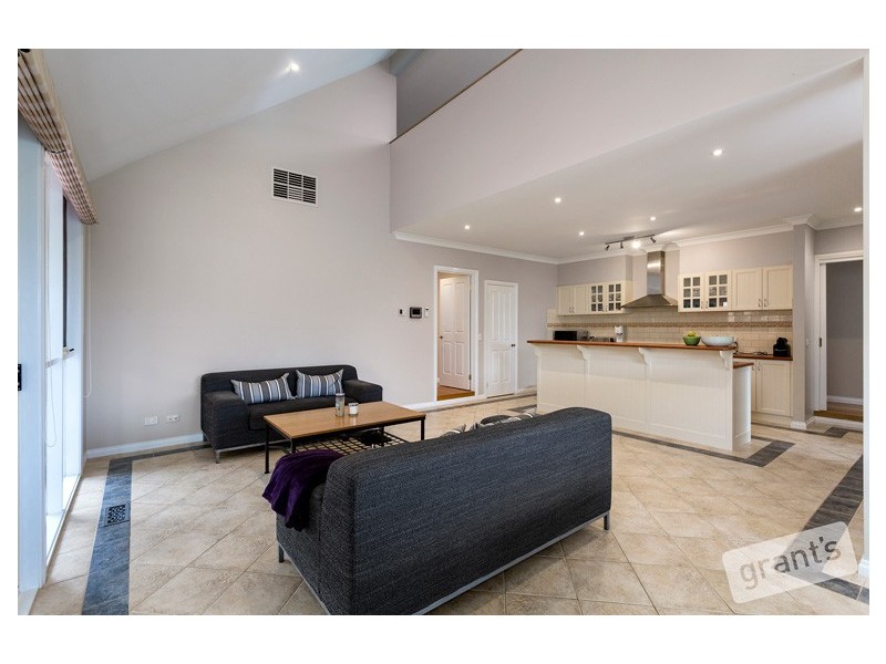 27 Mornington Grove, Berwick VIC 3806