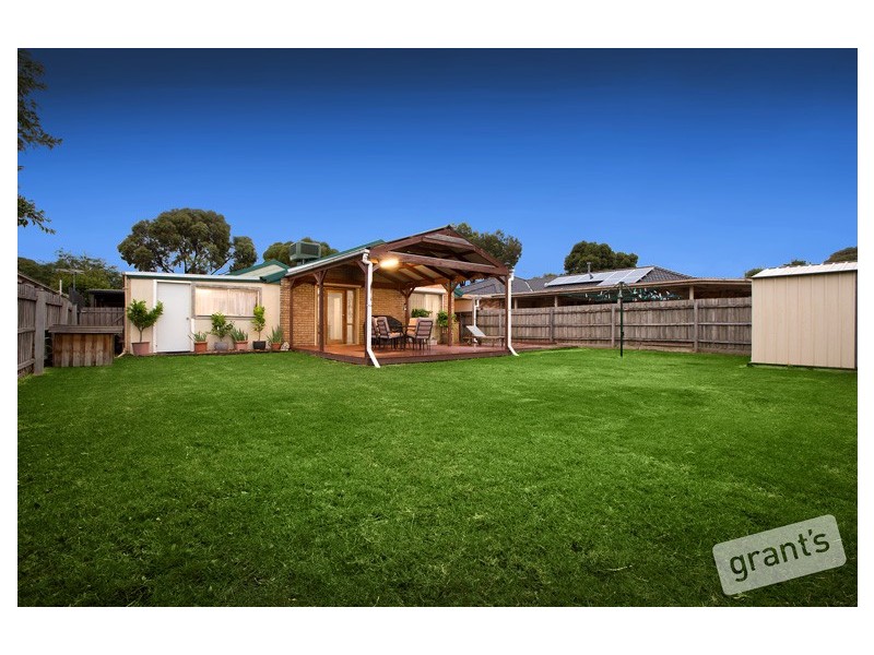 12 Bates Street, Cranbourne West VIC 3977