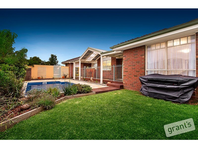 15 Eaglescliffe Crescent, Cranbourne VIC 3977