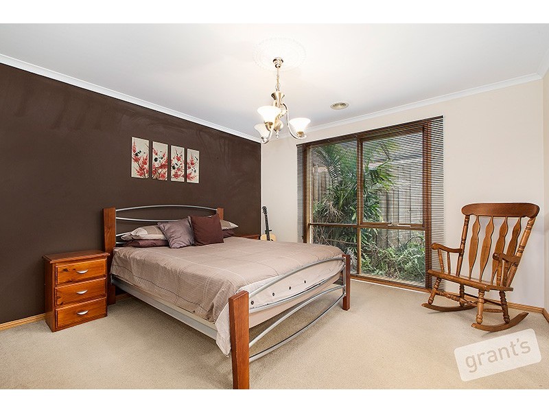 15 Eaglescliffe Crescent, Cranbourne VIC 3977