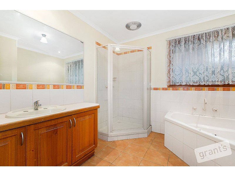 15 Eaglescliffe Crescent, Cranbourne VIC 3977