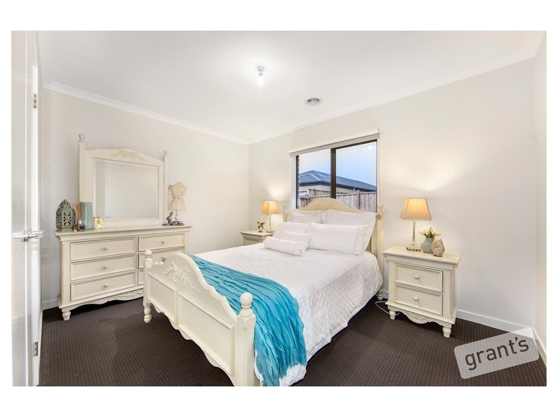 6 Ellaroo Circuit, Clyde North VIC 3978