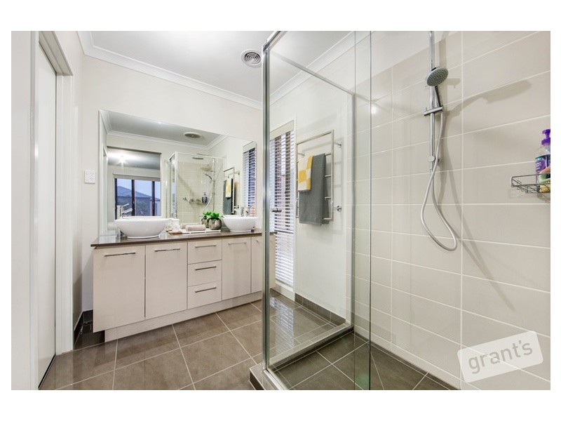 6 Ellaroo Circuit, Clyde North VIC 3978