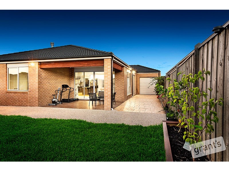 2 Chedword Road, Cranbourne North VIC 3977