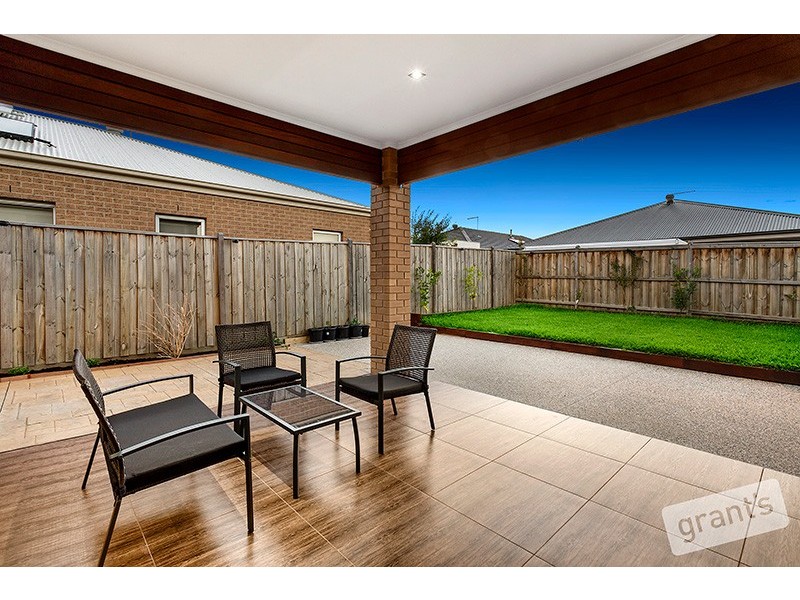2 Chedword Road, Cranbourne North VIC 3977