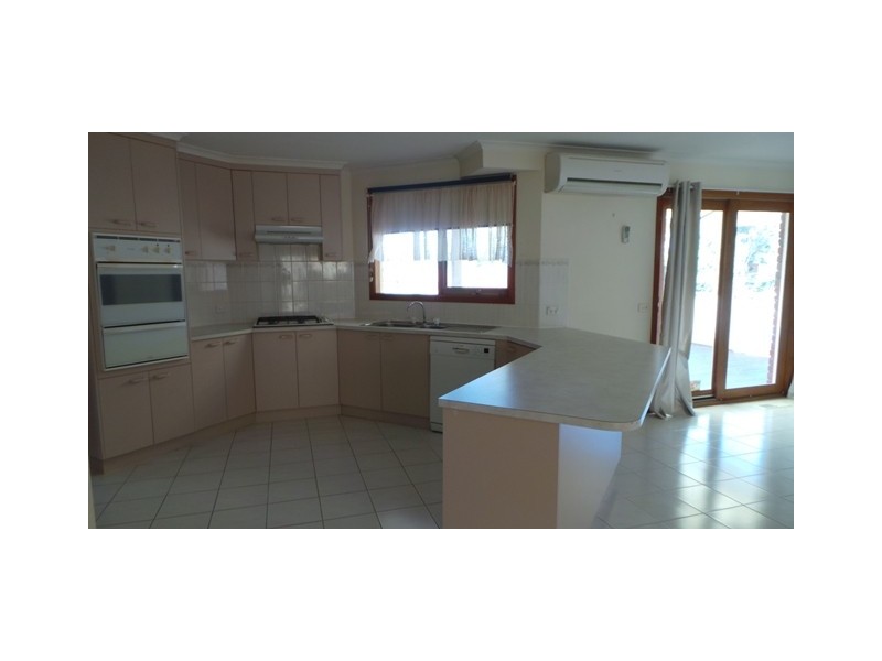 8 Baltaser Drive, Pakenham VIC 3810