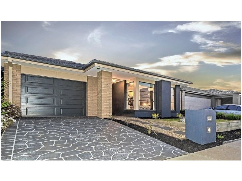 13 Rhinelander Cl, Clyde North VIC 3978