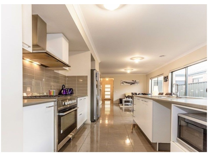 13 Rhinelander Cl, Clyde North VIC 3978