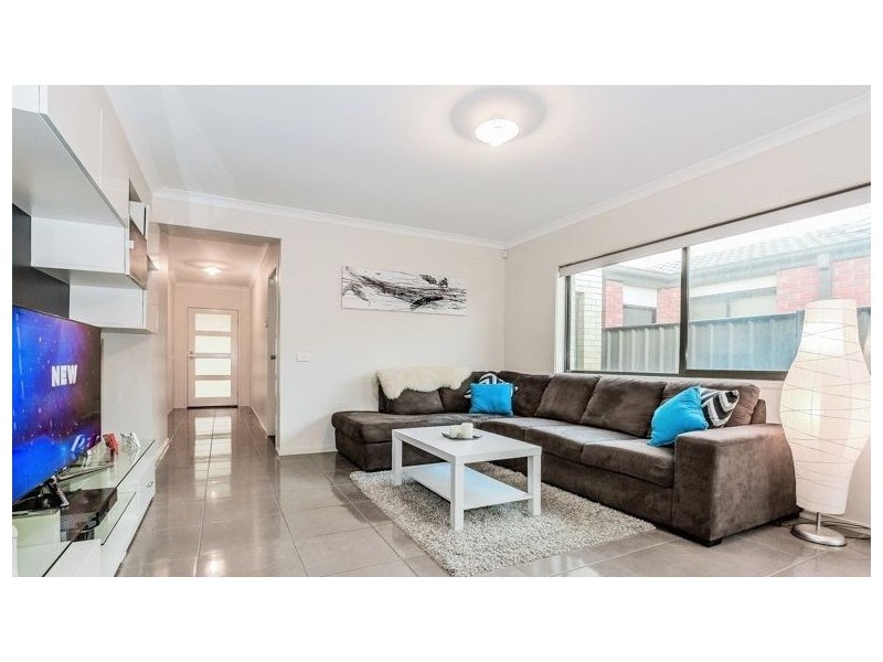 13 Rhinelander Cl, Clyde North VIC 3978