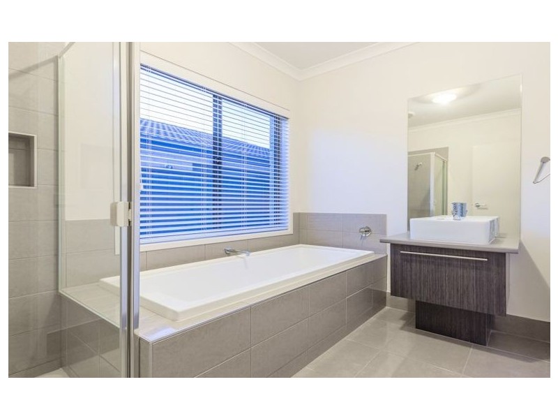 13 Rhinelander Cl, Clyde North VIC 3978