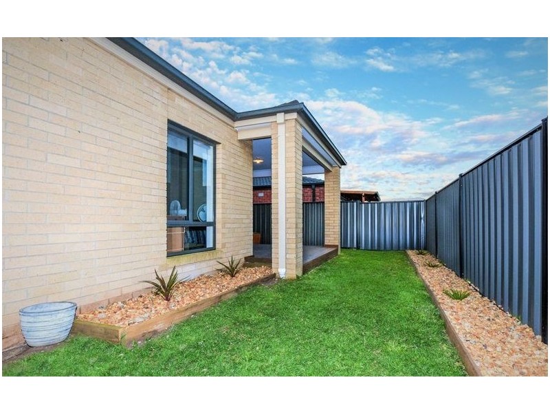 13 Rhinelander Cl, Clyde North VIC 3978