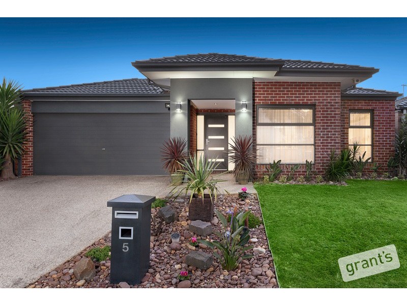 5 Moss Street, Cranbourne North VIC 3977