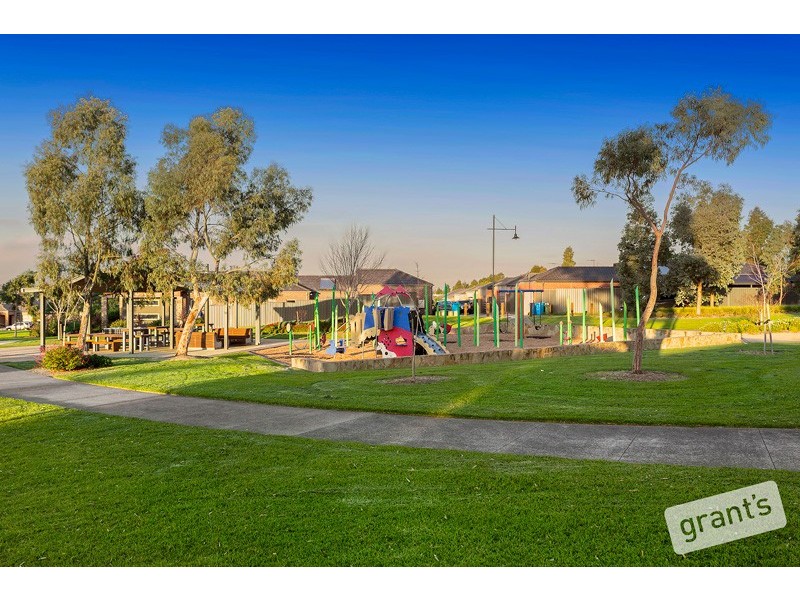 5 Moss Street, Cranbourne North VIC 3977
