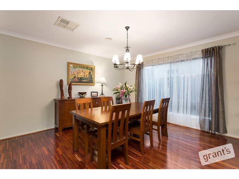 5 Moss Street, Cranbourne North VIC 3977