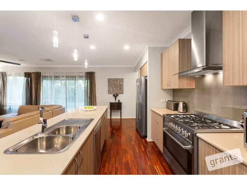 5 Moss Street, Cranbourne North VIC 3977