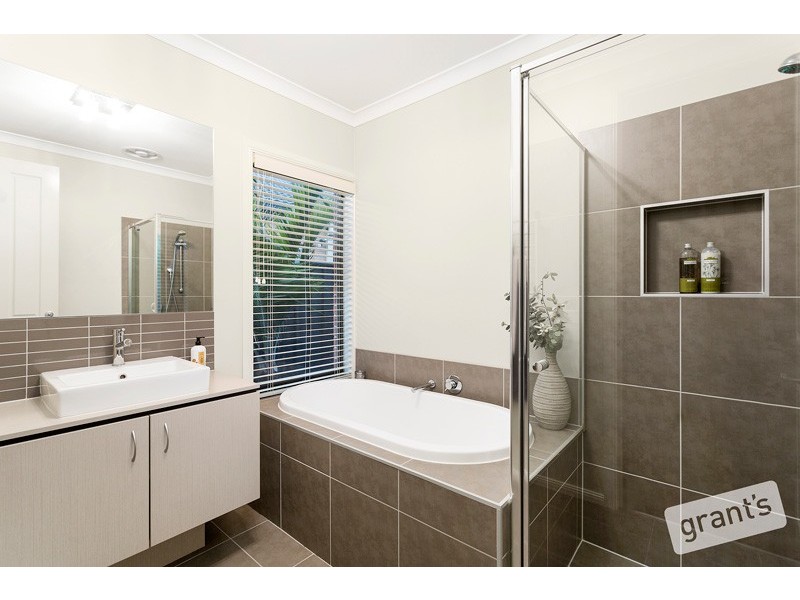 5 Moss Street, Cranbourne North VIC 3977