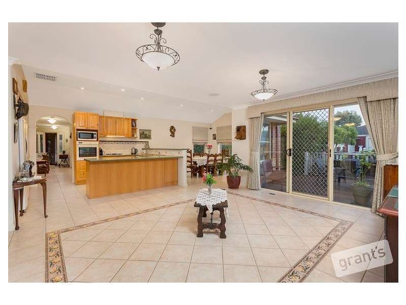 15 Nightingale Crescent, Berwick VIC 3806