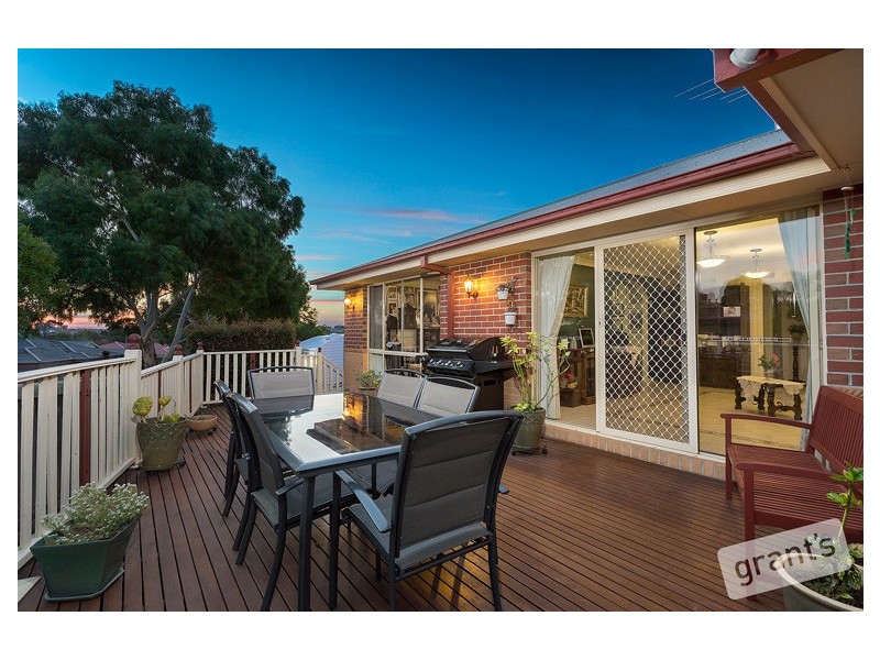 15 Nightingale Crescent, Berwick VIC 3806