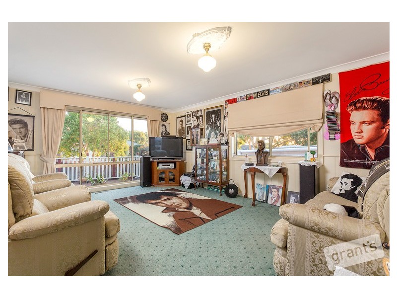 15 Nightingale Crescent, Berwick VIC 3806
