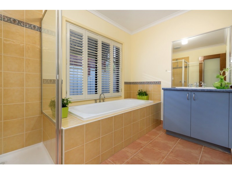 8 Catherine Place, Pakenham VIC 3810