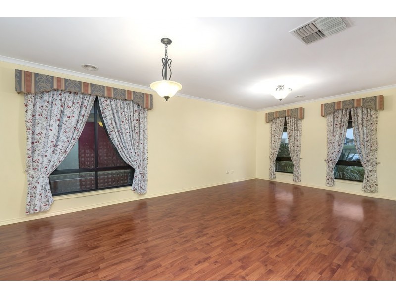 8 Catherine Place, Pakenham VIC 3810