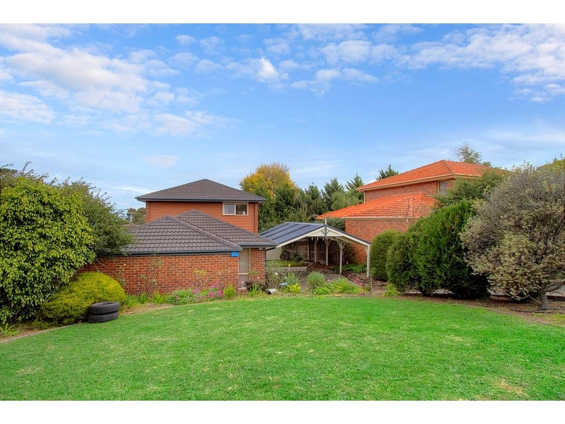 2 Clover Close, Berwick VIC 3806