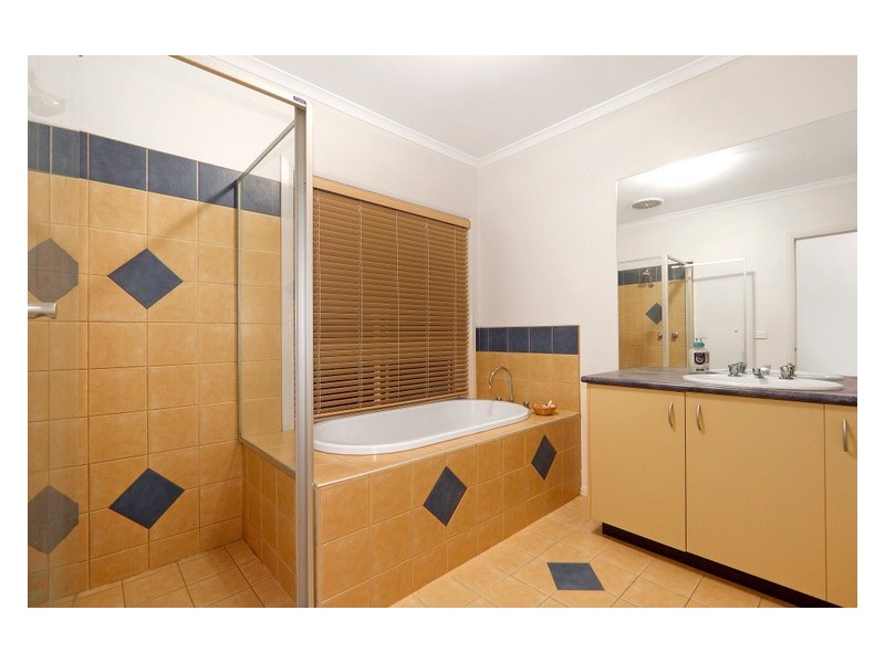 6 McCubbin Way, Berwick VIC 3806