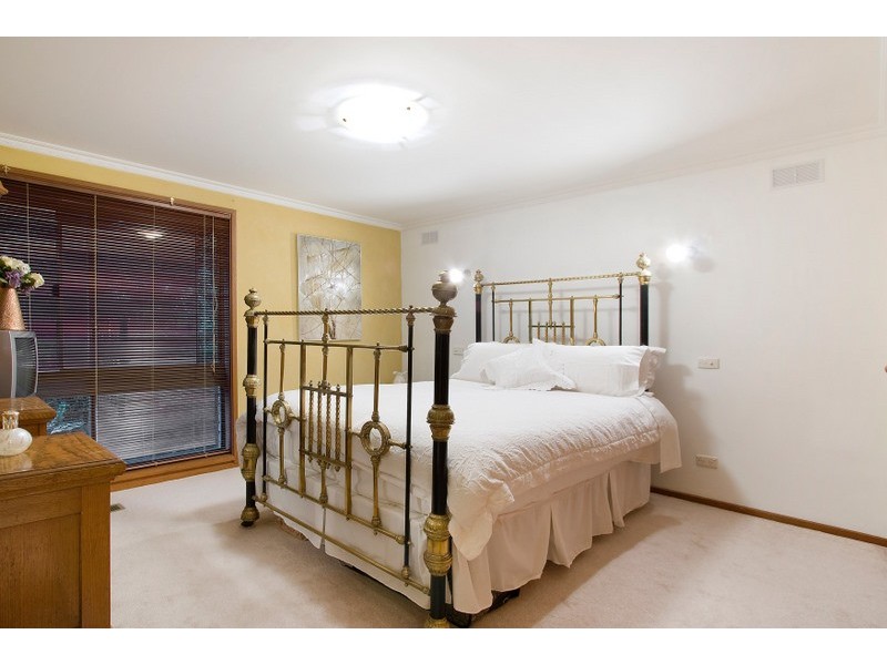 8 McNabb Street, Berwick VIC 3806