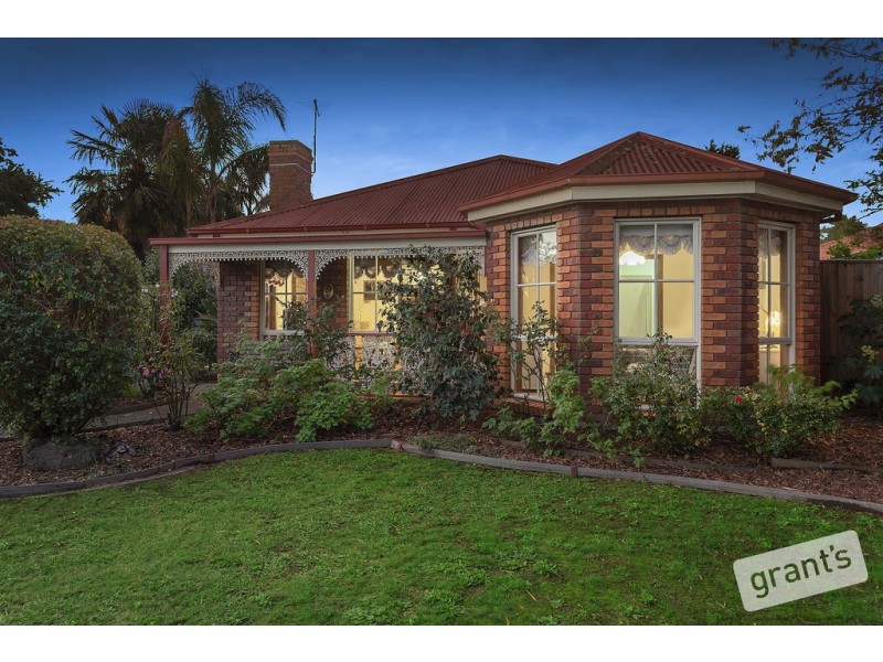 1 Hollydale Close, Berwick VIC 3806