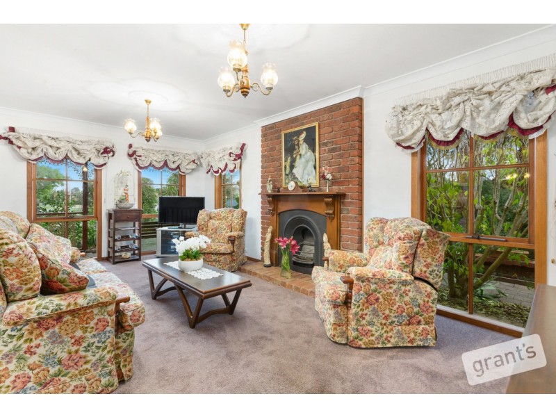 1 Hollydale Close, Berwick VIC 3806