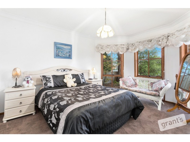 1 Hollydale Close, Berwick VIC 3806