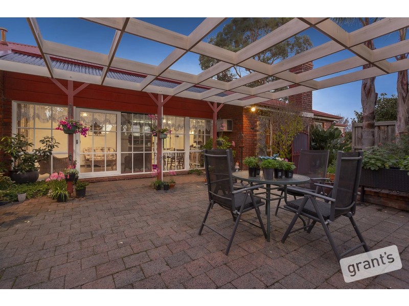 1 Hollydale Close, Berwick VIC 3806