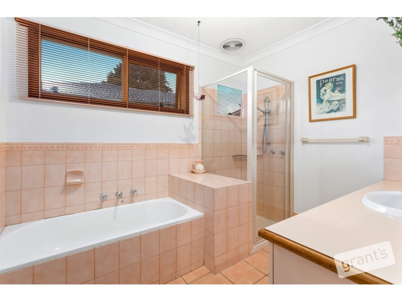 1 Hollydale Close, Berwick VIC 3806