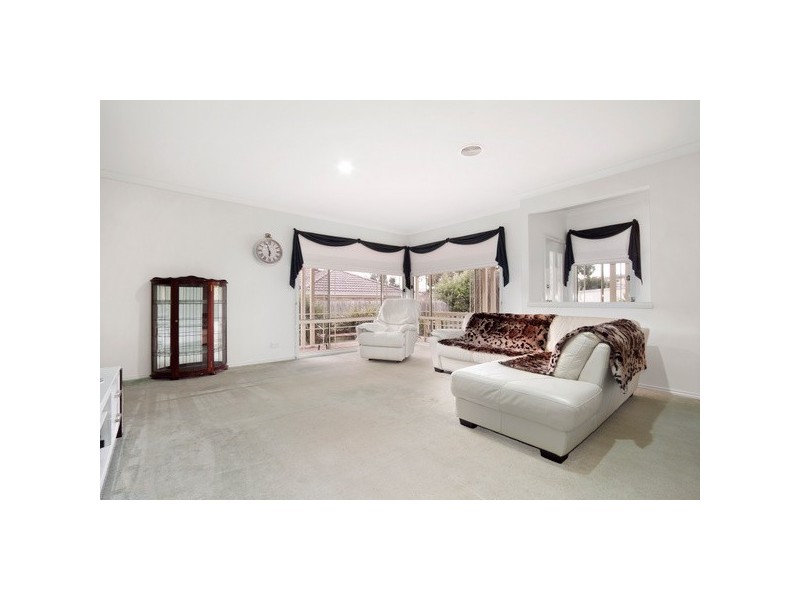 24 Nightingale Crescent, Berwick VIC 3806