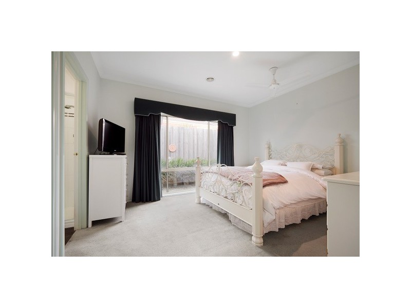 24 Nightingale Crescent, Berwick VIC 3806