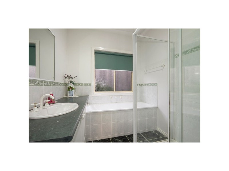 24 Nightingale Crescent, Berwick VIC 3806