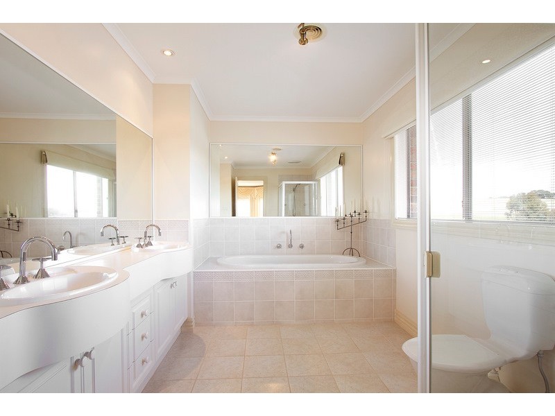 41-43 Brookvale Close, Beaconsfield VIC 3807