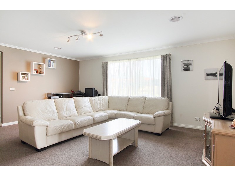 93 Earlsfield Drive, Berwick VIC 3806